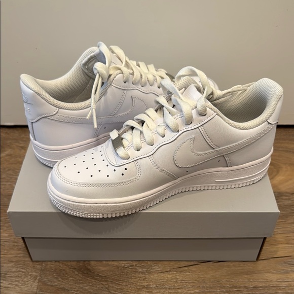 NEW Nike Air Force 1 Women’s Sneakers Size 7 - Picture 1 of 3